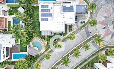 Casa en Venta en Cancun en Residencial Villa Magna con Alberca y Jardín