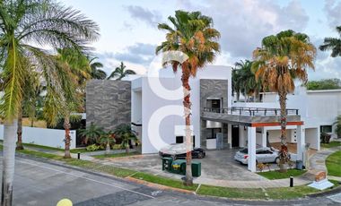 Casa en Venta en Cancun en Residencial Villa Magna con Alberca y Jardín