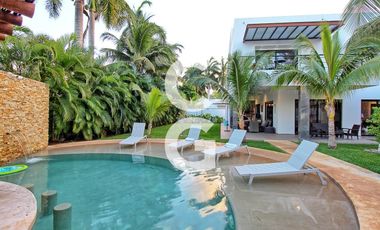 Casa en Venta en Cancun en Residencial Villa Magna con Alberca y Jardín