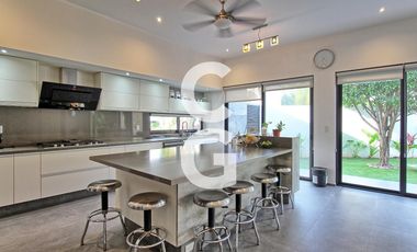 Casa en Venta en Cancun en Residencial Villa Magna con Alberca y Jardín