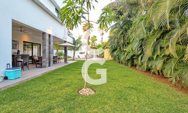 Casa en Venta en Cancun en Residencial Villa Magna con Alberca y Jardín