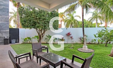 Casa en Venta en Cancun en Residencial Villa Magna con Alberca y Jardín