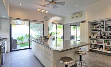 Casa en Venta en Cancun en Residencial Villa Magna con Alberca y Jardín