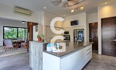 Casa en Venta en Cancun en Residencial Villa Magna con Alberca y Jardín