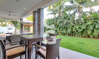 Casa en Venta en Cancun en Residencial Villa Magna con Alberca y Jardín