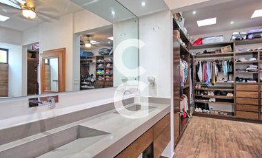 Casa en Venta en Cancun en Residencial Villa Magna con Alberca y Jardín