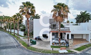 Casa en Venta en Cancun en Residencial Villa Magna con Alberca y Jardín