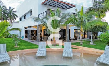 Casa en Venta en Cancun en Residencial Villa Magna con Alberca y Jardín