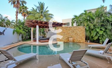 Casa en Venta en Cancun en Residencial Villa Magna con Alberca y Jardín