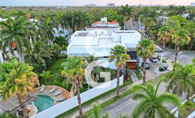 Casa en Venta en Cancun en Residencial Villa Magna con Alberca y Jardín