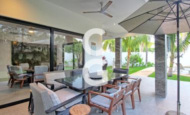 Casa en Venta en Cancun en Residencial Villa Magna con Alberca y Jardín
