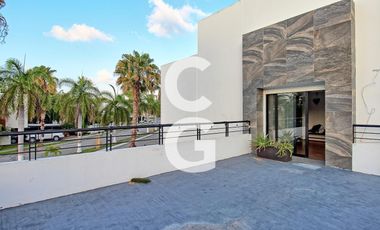 Casa en Venta en Cancun en Residencial Villa Magna con Alberca y Jardín