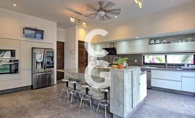 Casa en Venta en Cancun en Residencial Villa Magna con Alberca y Jardín