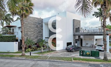 Casa en Venta en Cancun en Residencial Villa Magna con Alberca y Jardín