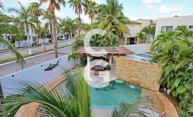 Casa en Venta en Cancun en Residencial Villa Magna con Alberca y Jardín