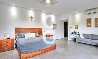 Casa en Venta en Cancun en Residencial Villa Magna con Alberca y Jardín