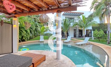 Casa en Venta en Cancun en Residencial Villa Magna con Alberca y Jardín