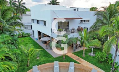 Casa en Venta en Cancun en Residencial Villa Magna con Alberca y Jardín