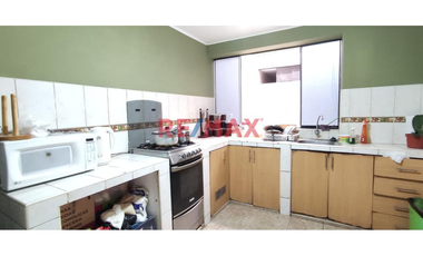 Se Vende Casa En La Urbanizacion Las Gardenias Ate $ 220000 Dolares ( Parametro Para 7 Pisos Negociable)