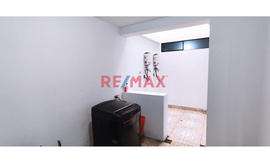 Se Vende Casa En La Urbanizacion Las Gardenias Ate $ 220000 Dolares ( Parametro Para 7 Pisos Negociable)