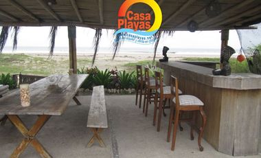 Casa grande frente al mar de Venta en Playas Villamil, Vía a Data km 8