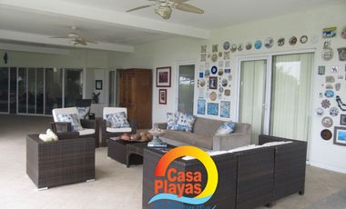 Casa grande frente al mar de Venta en Playas Villamil, Vía a Data km 8
