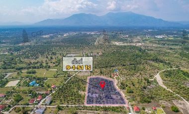Beautiful land for sale near the sea Suitable for making a vacation home or resort in Thap Sakae District.