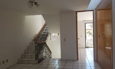 Casa en condominio c/excelentes espacios y distribución, a min. de Prepa 1