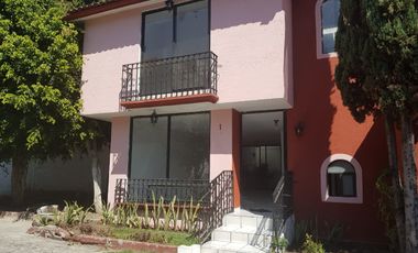 Casa en condominio c/excelentes espacios y distribución, a min. de Prepa 1