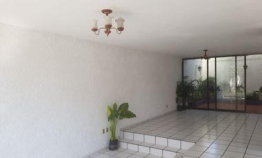 Casa en condominio c/excelentes espacios y distribución, a min. de Prepa 1