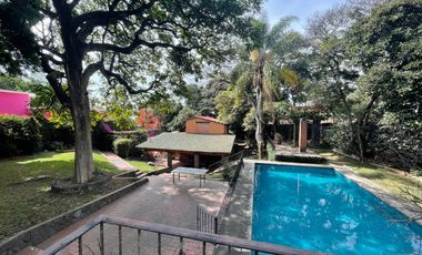 Casa en venta (se vende como terreno), Jardines de Cuernavaca, Cuernavaca Morelos.