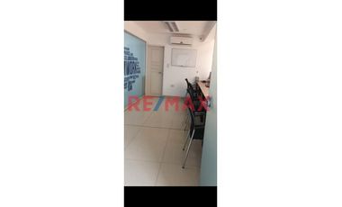 Se Alquila 3Er Piso De Oficinas Administrativas/Locales Comerciales/Industriales A Una Cuadra Del Ovalo Centenario Urb. La Chalaca