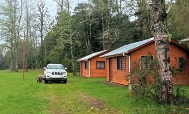 Parcela 2 hectáreas, con 3 cabañas  Ruta 5, Los Lagos $180.000.000