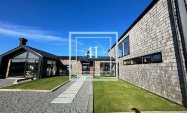 CASA LLANQUIHUE - FRUTILLAR   PRIVILEGIADA  VISTA A  VOLCANES EN VENTA