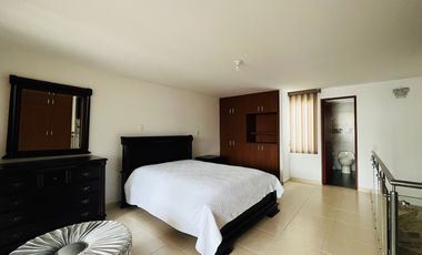 Extraordinaria casa remodelada de 155 m2 con alcoba en el primer nivel con baño. 4 alcobas. Pueblito Cafetero. Av Sur.