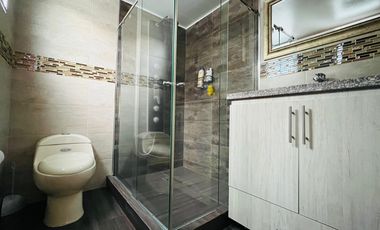 Extraordinaria casa remodelada de 155 m2 con alcoba en el primer nivel con baño. 4 alcobas. Pueblito Cafetero. Av Sur.