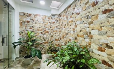 Extraordinaria casa remodelada de 155 m2 con alcoba en el primer nivel con baño. 4 alcobas. Pueblito Cafetero. Av Sur.