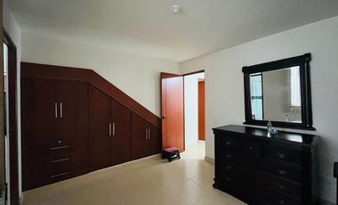 Extraordinaria casa remodelada de 155 m2 con alcoba en el primer nivel con baño. 4 alcobas. Pueblito Cafetero. Av Sur.