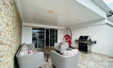 Extraordinaria casa remodelada de 155 m2 con alcoba en el primer nivel con baño. 4 alcobas. Pueblito Cafetero. Av Sur.