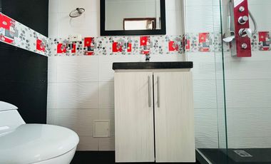 Extraordinaria casa remodelada de 155 m2 con alcoba en el primer nivel con baño. 4 alcobas. Pueblito Cafetero. Av Sur.