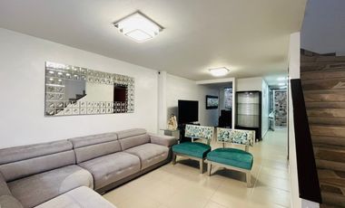 Extraordinaria casa remodelada de 155 m2 con alcoba en el primer nivel con baño. 4 alcobas. Pueblito Cafetero. Av Sur.
