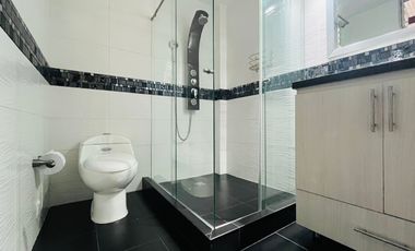 Extraordinaria casa remodelada de 155 m2 con alcoba en el primer nivel con baño. 4 alcobas. Pueblito Cafetero. Av Sur.