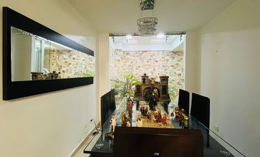 Extraordinaria casa remodelada de 155 m2 con alcoba en el primer nivel con baño. 4 alcobas. Pueblito Cafetero. Av Sur.