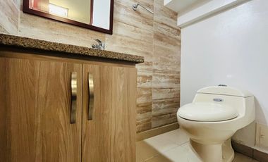 Extraordinaria casa remodelada de 155 m2 con alcoba en el primer nivel con baño. 4 alcobas. Pueblito Cafetero. Av Sur.