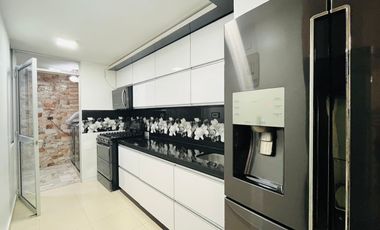 Extraordinaria casa remodelada de 155 m2 con alcoba en el primer nivel con baño. 4 alcobas. Pueblito Cafetero. Av Sur.