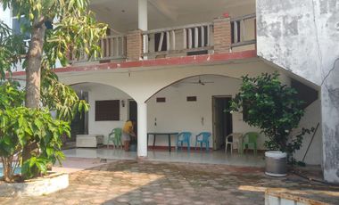 Casa en la colonia Luces en el Mar de dos niveles con seis recamaras y tres baños.