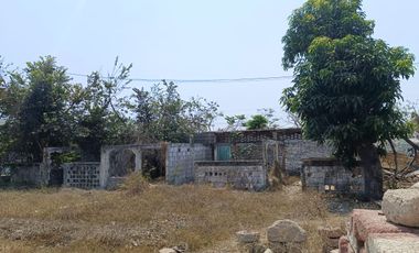Casa en la colonia Luces en el Mar de dos niveles con seis recamaras y tres baños.