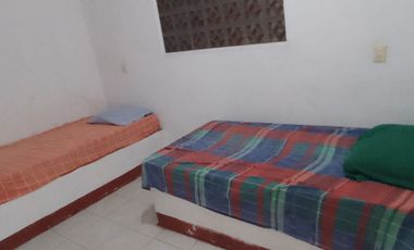 Casa en la colonia Luces en el Mar de dos niveles con seis recamaras y tres baños.