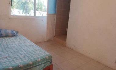 Casa en la colonia Luces en el Mar de dos niveles con seis recamaras y tres baños.