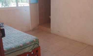 Casa en la colonia Luces en el Mar de dos niveles con seis recamaras y tres baños.